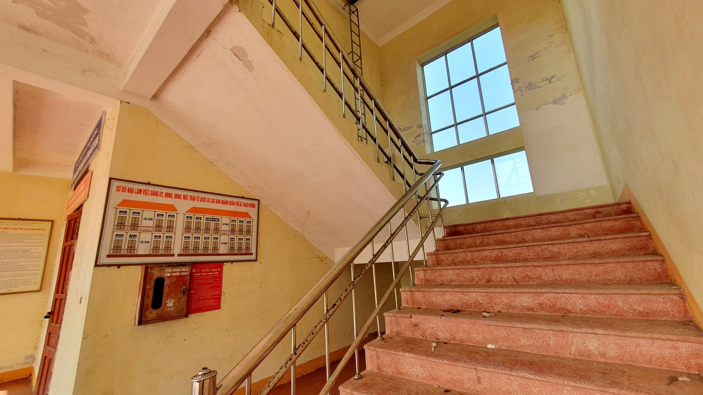 Bên trong khuôn viên trụ sở, các dãy nhà được lát gạch sạch sẽ, tuy nhiên sau nhiều năm không sử dụng nay nhếch nhác...