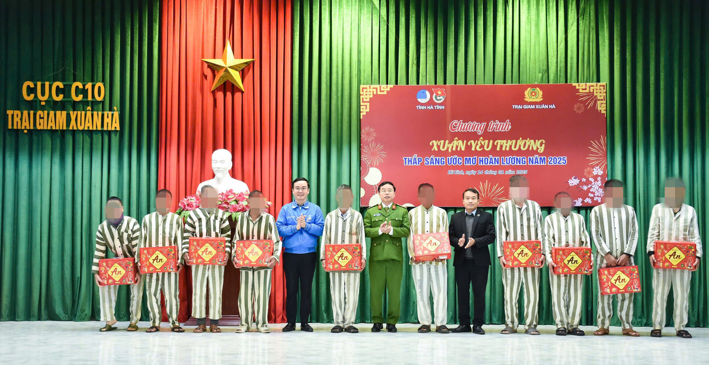 Ban tổ chức chương trình trao tặng 20 suất quà gồm các vật dụng, nhu cầu thiết yếu cho các phạm nhân.