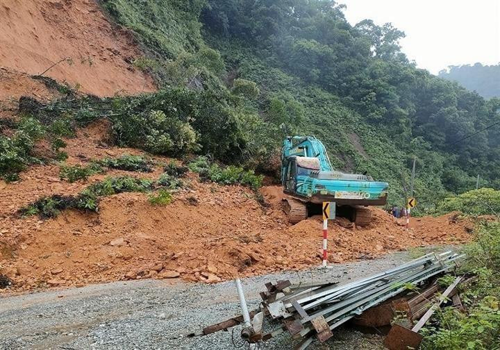 Đường lên cửa khẩu Cầu Treo bị sạt lở nghiêm trọng.