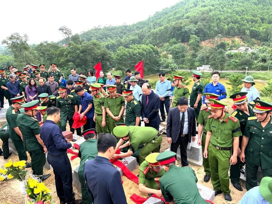 Sau Lễ truy điệu và dâng hương, 11 hài cốt liệt sĩ quân tình nguyện và chuyên gia Việt Nam hy sinh trên đất Lào được đại biểu, lãnh đạo tỉnh, đồng đội tổ chức an táng ở Nghĩa trang Liệt sĩ Quốc gia Nầm.