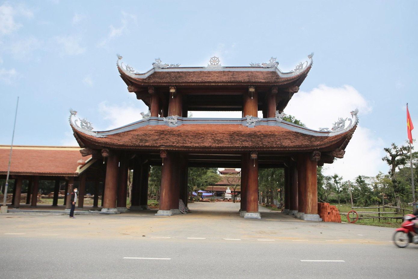 Chùa Thanh Lương (thị trấn Xuân An, huyện Nghi Xuân, tỉnh Hà Tĩnh), là ngôi cổ tự có từ thời Lý. Chùa được trùng tu vào năm 2012, thuộc quần thể khu di tích văn hóa Nguyễn Du. Riêng công trình cổng tam quan được dựng và hoàn thành vào cuối năm 2019.