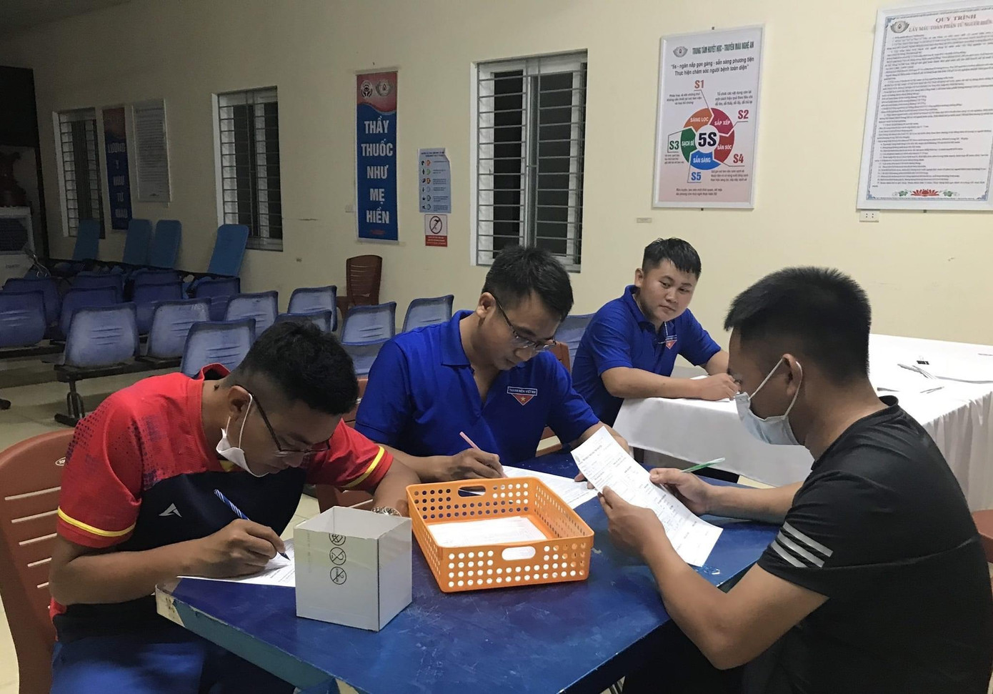 Các cán bộ Đoàn được hướng dẫn ghi vào tờ khai để tham gia hiến máu cứu bệnh nhân. Các cán bộ Đoàn được hướng dẫn ghi vào tờ khai để tham gia hiến máu cứu bệnh nhân.