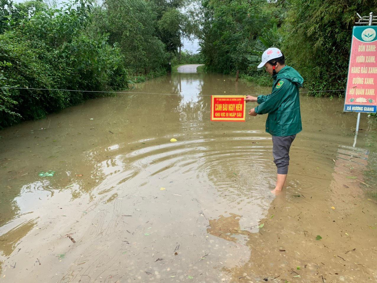 Tại xã Hương Giang, huyện Hương Khê cán bộ xã lắp biển cảnh báo nguy hiểm khu vực bị ngập sâu. Tại xã Hương Giang, huyện Hương Khê cán bộ xã lắp biển cảnh báo nguy hiểm khu vực bị ngập sâu.