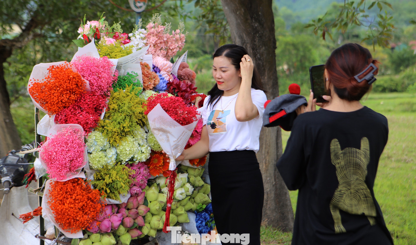 Chị Lan Anh cho biết, đã bỏ ra số vốn khoảng 5 triệu đồng để mua hoa và các phụ kiện. Sau một ngày đưa xe ra cho mọi người thuê đứng bên cạnh để chụp hình, chị đã thu về hơn 3 triệu đồng. Trong ngày đầu đã có hàng trăm khách đến để chụp hình.