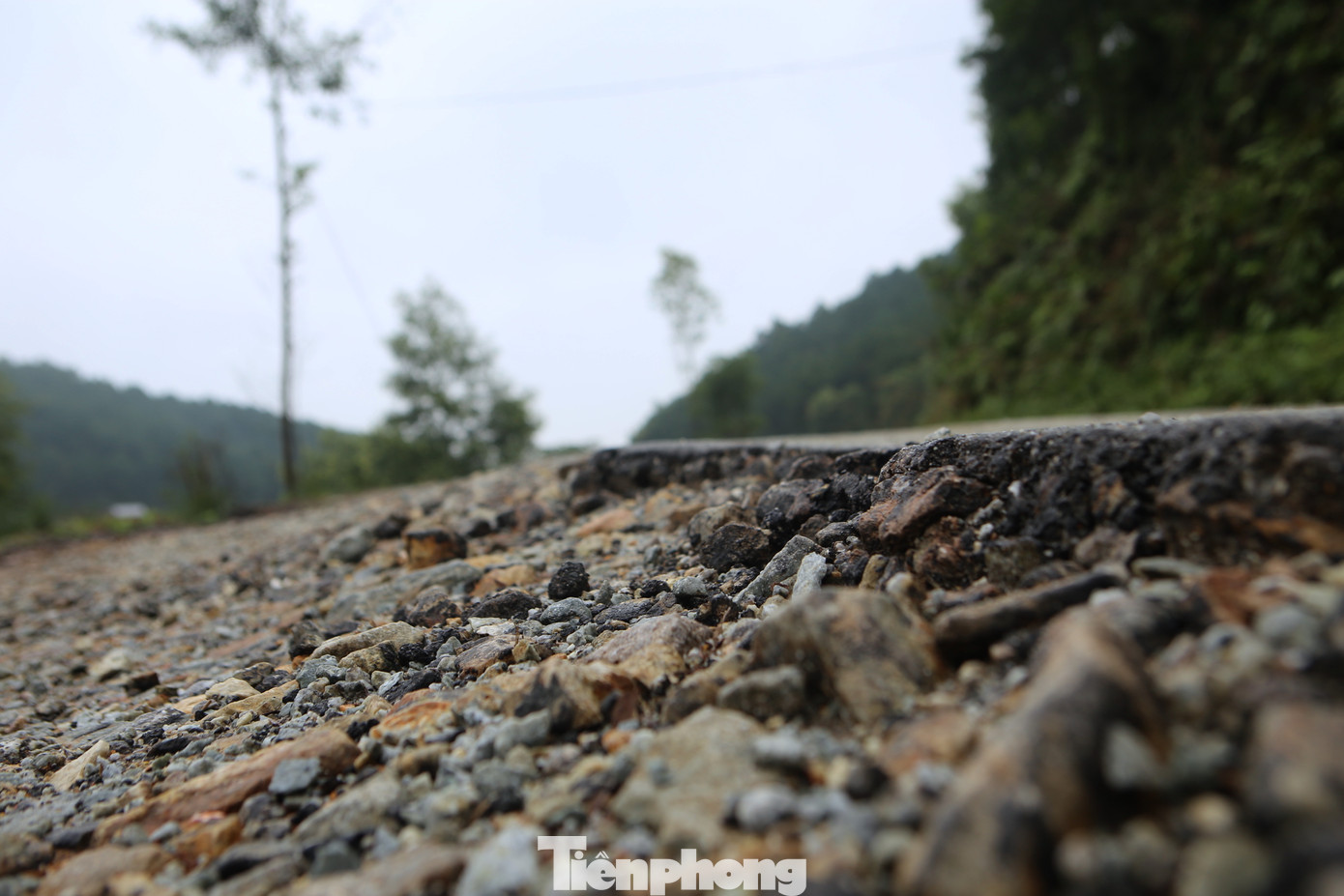 Thực trạng xe chở đất, đá tàn phá, làm hư hỏng hạ tầng giao thông, gây ô nhiễm môi trường kéo dài trong suốt thời gian dài, khiến người dân bức xúc, lo lắng