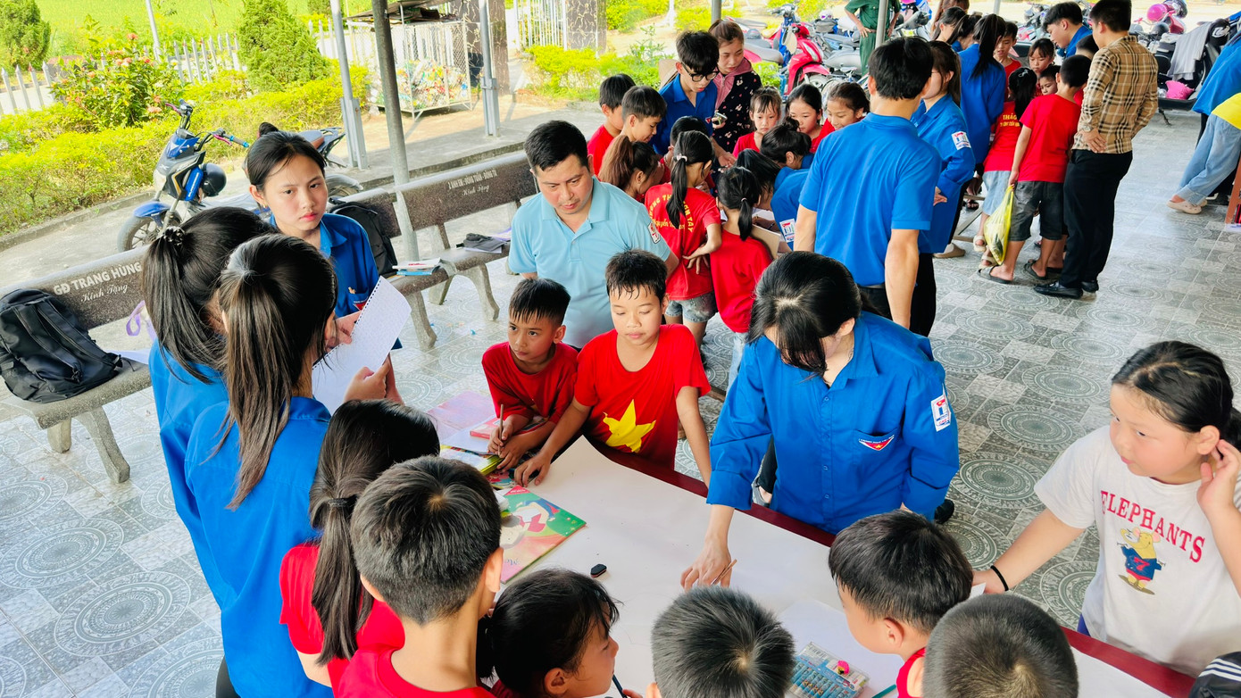 Cùng với đó các em được chơi mini game, đồng thời được thể hiện năng khiếu hội họa, tư duy sáng tạo, trí tưởng tượng từ việc đọc sách thông qua cuộc thi "Vẽ tranh theo sách". Cùng với đó các em được chơi mini game, đồng thời được thể hiện năng khiếu hội họa, tư duy sáng tạo, trí tưởng tượng từ việc đọc sách thông qua cuộc thi "Vẽ tranh theo sách".