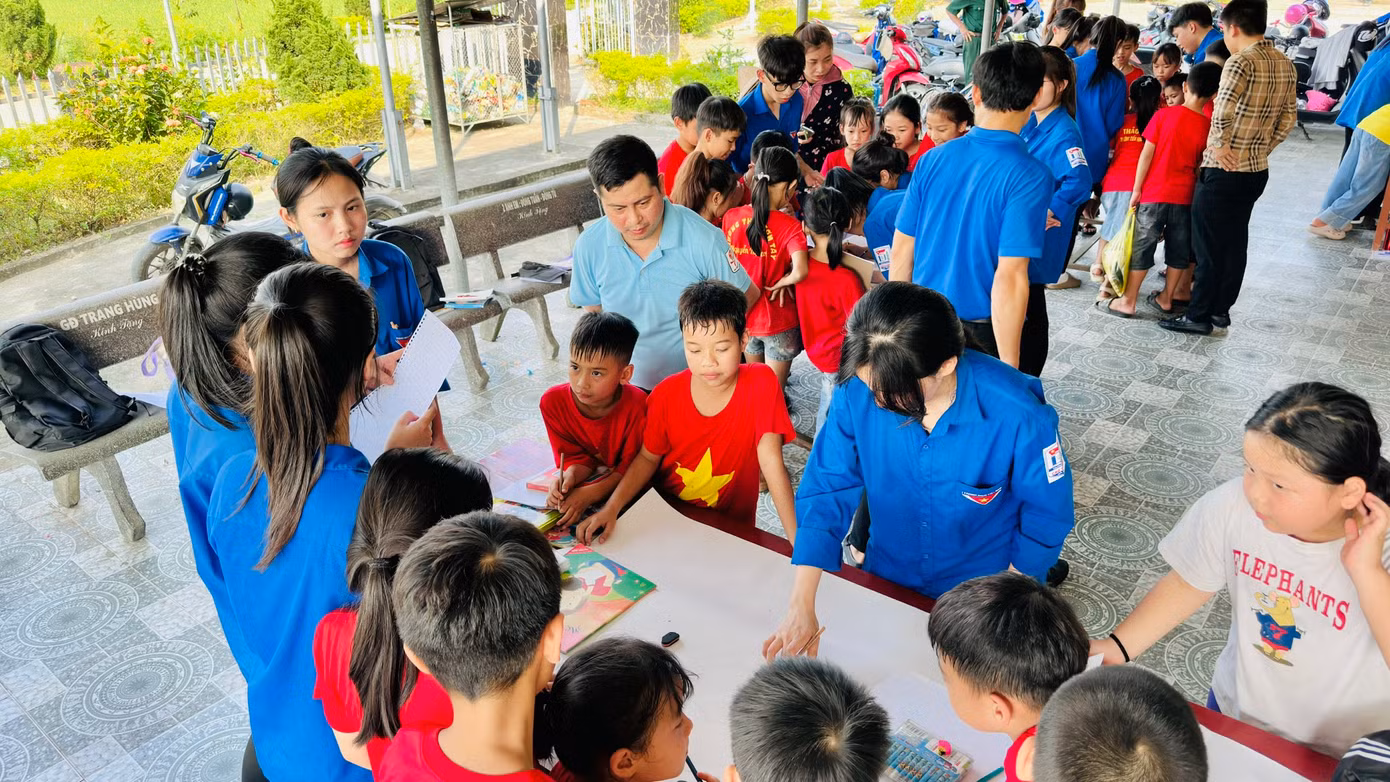 Cùng với đó các em được chơi mini game, đồng thời được thể hiện năng khiếu hội họa, tư duy sáng tạo, trí tưởng tượng từ việc đọc sách thông qua cuộc thi "Vẽ tranh theo sách". Cùng với đó các em được chơi mini game, đồng thời được thể hiện năng khiếu hội họa, tư duy sáng tạo, trí tưởng tượng từ việc đọc sách thông qua cuộc thi "Vẽ tranh theo sách".