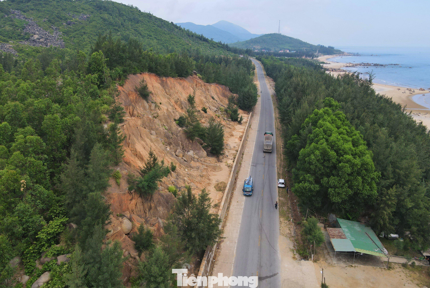 Tại đoạn đường qua xã Cẩm Lĩnh, huyện Cẩm Xuyên, do cấu trúc địa chất pha cát rời rạc lẫn đá mồ côi tảng lớn nên ngành chức năng đã xây dựng tường bê tông để đảm bảo an toàn cho công trình, tránh gây nguy hiểm đến người tham gia giao thông. Tại đoạn đường qua xã Cẩm Lĩnh, huyện Cẩm Xuyên, do cấu trúc địa chất pha cát rời rạc lẫn đá mồ côi tảng lớn nên ngành chức năng đã xây dựng tường bê tông để đảm bảo an toàn cho công trình, tránh gây nguy hiểm đến người tham gia giao thông.