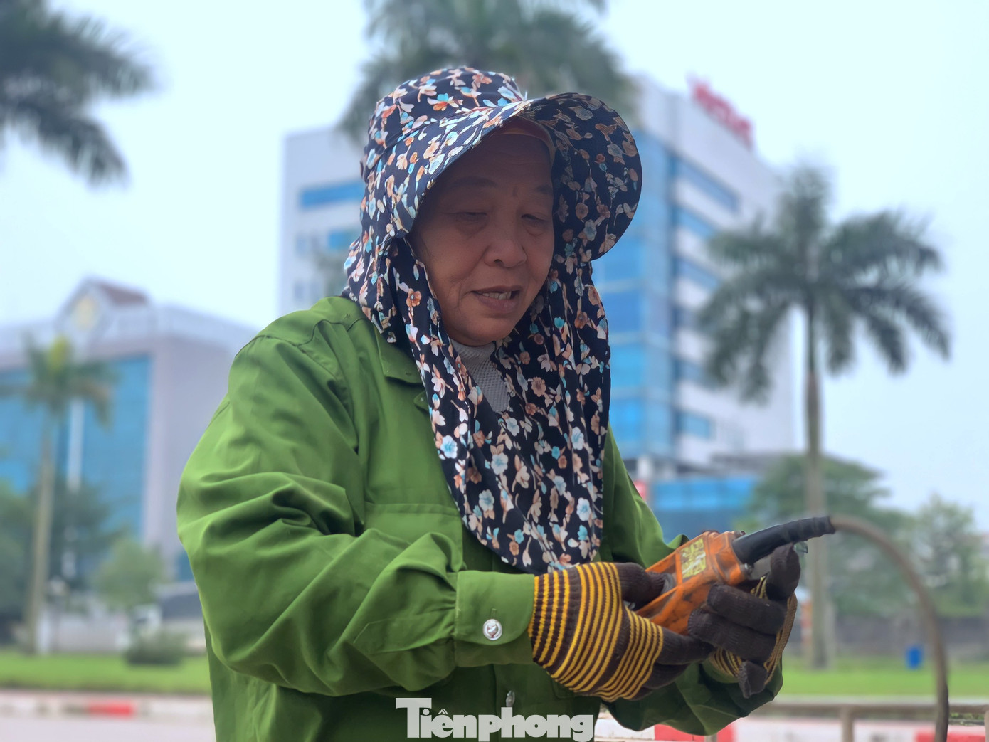 Ngoài tuổi 60 nhưng bà Phan Thị Thanh (trú tại xã Hộ Độ, huyện Lộc Hà, tỉnh Hà Tĩnh) vẫn phải làm những công việc vốn dành cho cánh đàn ông hoặc người trẻ có sức khỏe. Mỗi ngày bà vẫn đạp xe hơn 10km lên thành phố kiếm sống bằng nghề “bán sức”. Trong ảnh bà đang bấm tự động để lên xe tải vận chuyển chậu cho vườn hoa tại đường Xô Viết Nghệ Tĩnh (thành phố Hà Tĩnh).