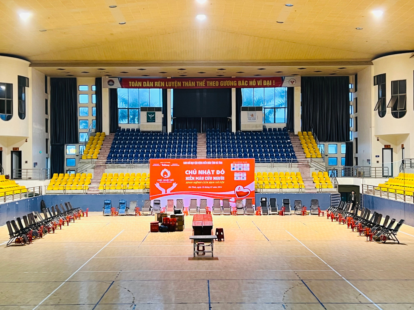 Ngày hội hiến máu Chủ Nhật Đỏ được tổ chức vào 28/1 tại Nhà thi đấu Thể dục Thể thao tỉnh. Ngày hội hiến máu Chủ Nhật Đỏ được tổ chức vào 28/1 tại Nhà thi đấu Thể dục Thể thao tỉnh.