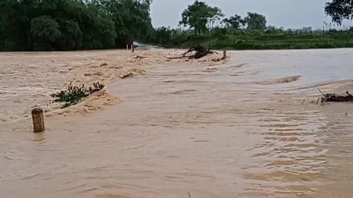 Một số khu vực cầu tràn nước ngập sâu, chảy xiết. Một số khu vực cầu tràn nước ngập sâu, chảy xiết.