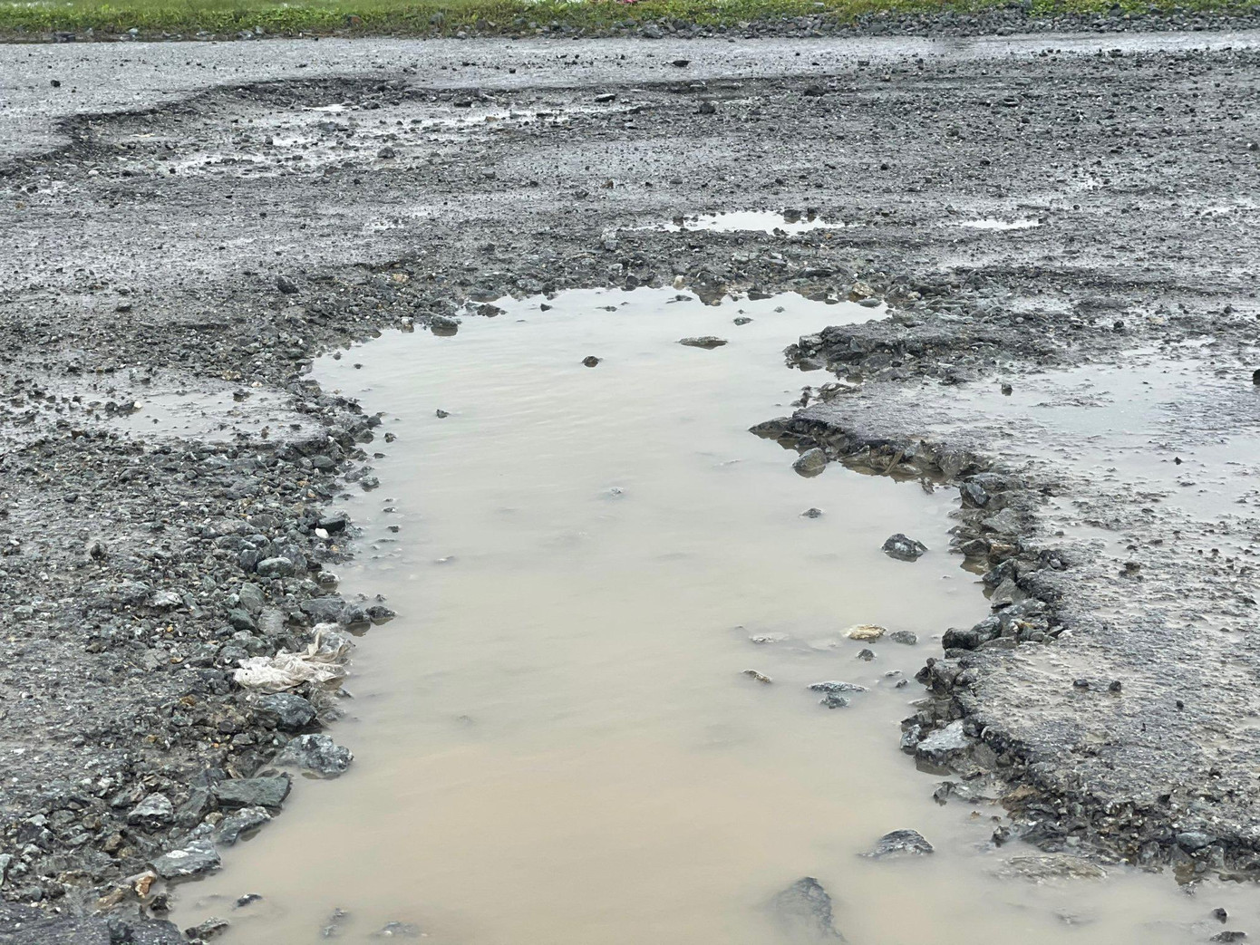 Một cán bộ thị xã Kỳ Anh cho biết, con đường này đã có quy hoạch mở rộng và đầu tư mới. Đặc thù của con đường này là huyết mạch của cảng Vũng Áng và cảng Sơn Dương nên tập trung một lượng lớn xe đi lại, chủ yếu là xe tải hạng nặng và chạy với cường độ nhiều.