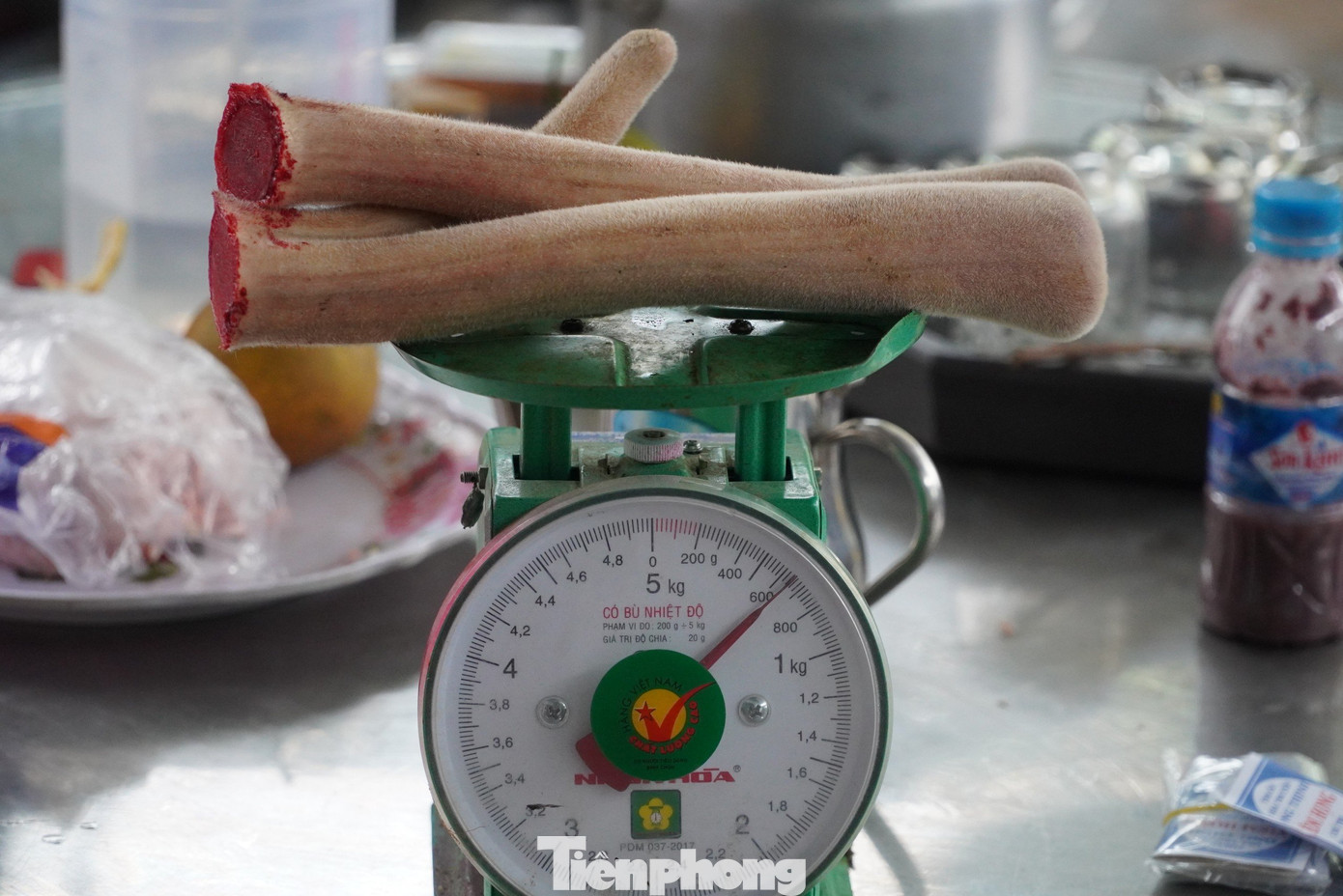 Giá nhung hươu hiện tại đang được bán từ 12-14 triệu đồng/kg. Thông thường trọng lượng bình quân của mỗi cặp nhung chỉ từ 0,3 - 1 kg. Tuy nhiên nhờ chăm sóc tốt, mấy năm gần đây có những cặp nhung "khủng", nặng trên 4kg.