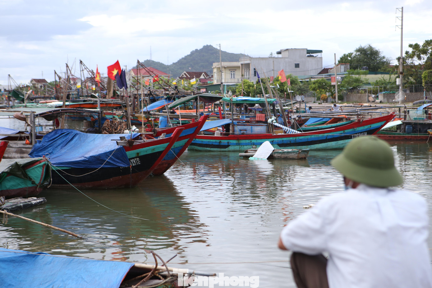 Tại khu neo đậu tránh trú bão ở cảng Cửa Sót, xã Thạch Kim (huyện Lộc Hà), ngư dân đang hối hả chằng néo dây neo, căng bạt để phòng chống bão số 5.