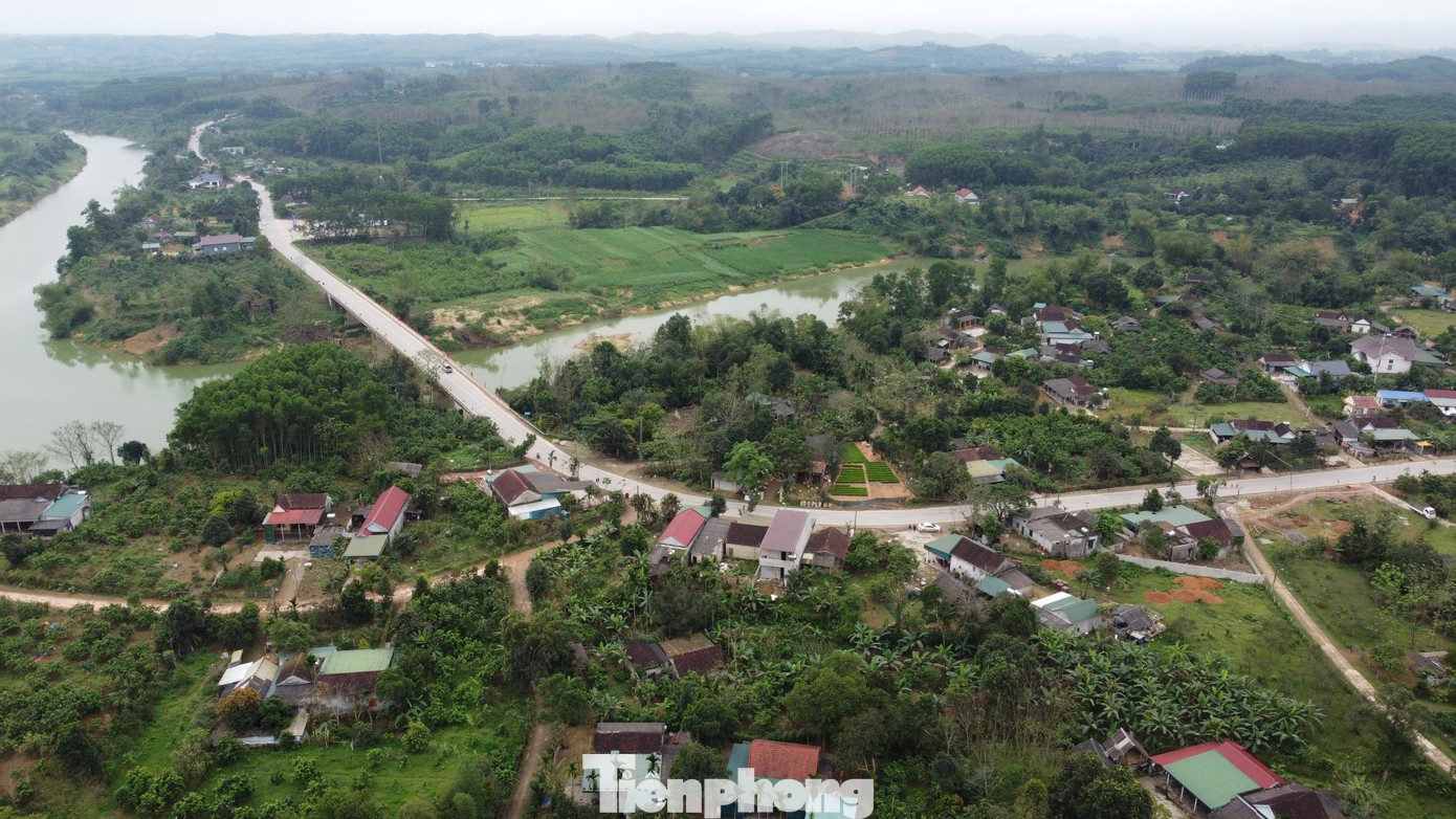 Theo ghi nhận, khúc cua này còn giao với một con đường dân sinh. Người dân thường cắt ngang khúc cua quốc lộ 15 để qua lại. Tài xế luôn bất ngờ về các tình huống này. Theo ghi nhận, khúc cua này còn giao với một con đường dân sinh. Người dân thường cắt ngang khúc cua quốc lộ 15 để qua lại. Tài xế luôn bất ngờ về các tình huống này.