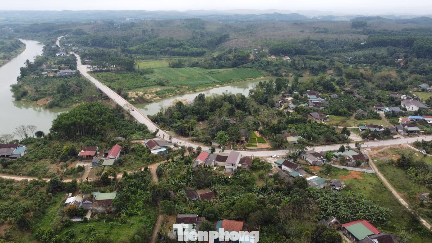 Theo ghi nhận, khúc cua này còn giao với một con đường dân sinh. Người dân thường cắt ngang khúc cua quốc lộ 15 để qua lại. Tài xế luôn bất ngờ về các tình huống này.