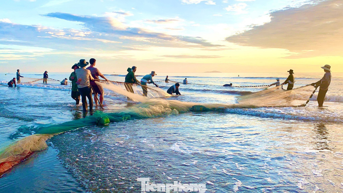 Khoảng 6h-6h30, khi bầu trời bừng sáng cũng là lúc các mẻ cá lần lượt được đưa vào bờ. Ngay tại đây tiểu thương đứng chờ để thu mua.