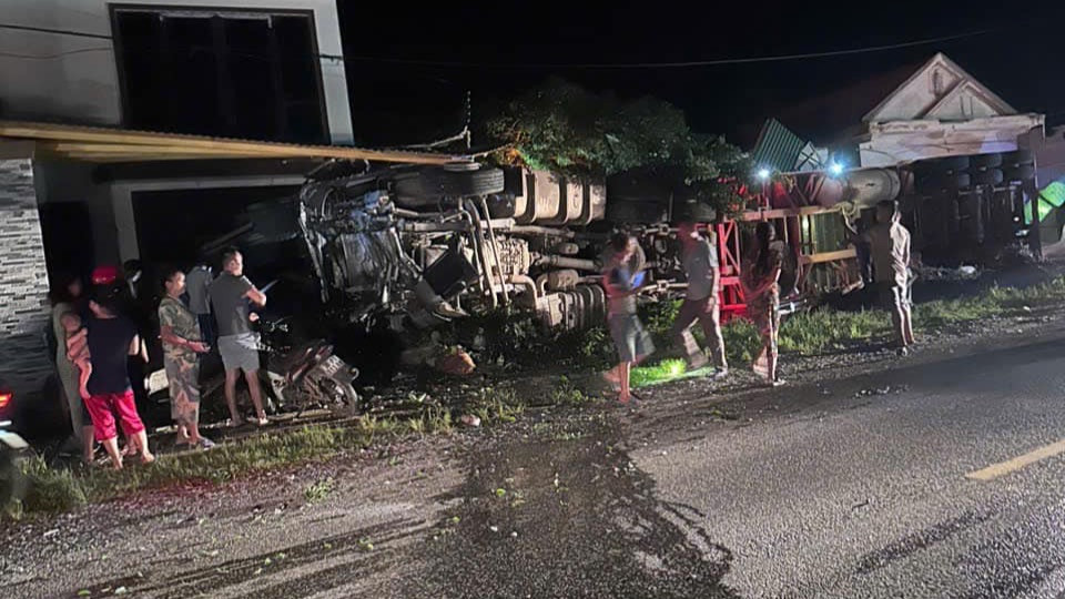 Xe đầu kéo lật nghiêng giữa quốc lộ. Xe đầu kéo lật nghiêng giữa quốc lộ.