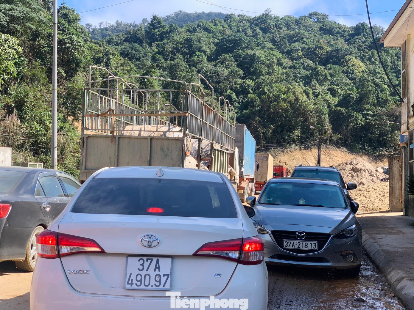 Tại khu vực đường này do sửa chữa nên chỉ đi được một làn xe, công nhân thi công trình ở hai điểm đầu và lực lượng biên phòng phải hỗ trợ toạ đàm liên lạc cho từng đợt xe di chuyển để tránh tắc đường. Lực lượng chức năng cửa khẩu phải huy động tối đa quân số để điều tiết giao thông trong thời điểm những ngày đầu năm mới 2022.