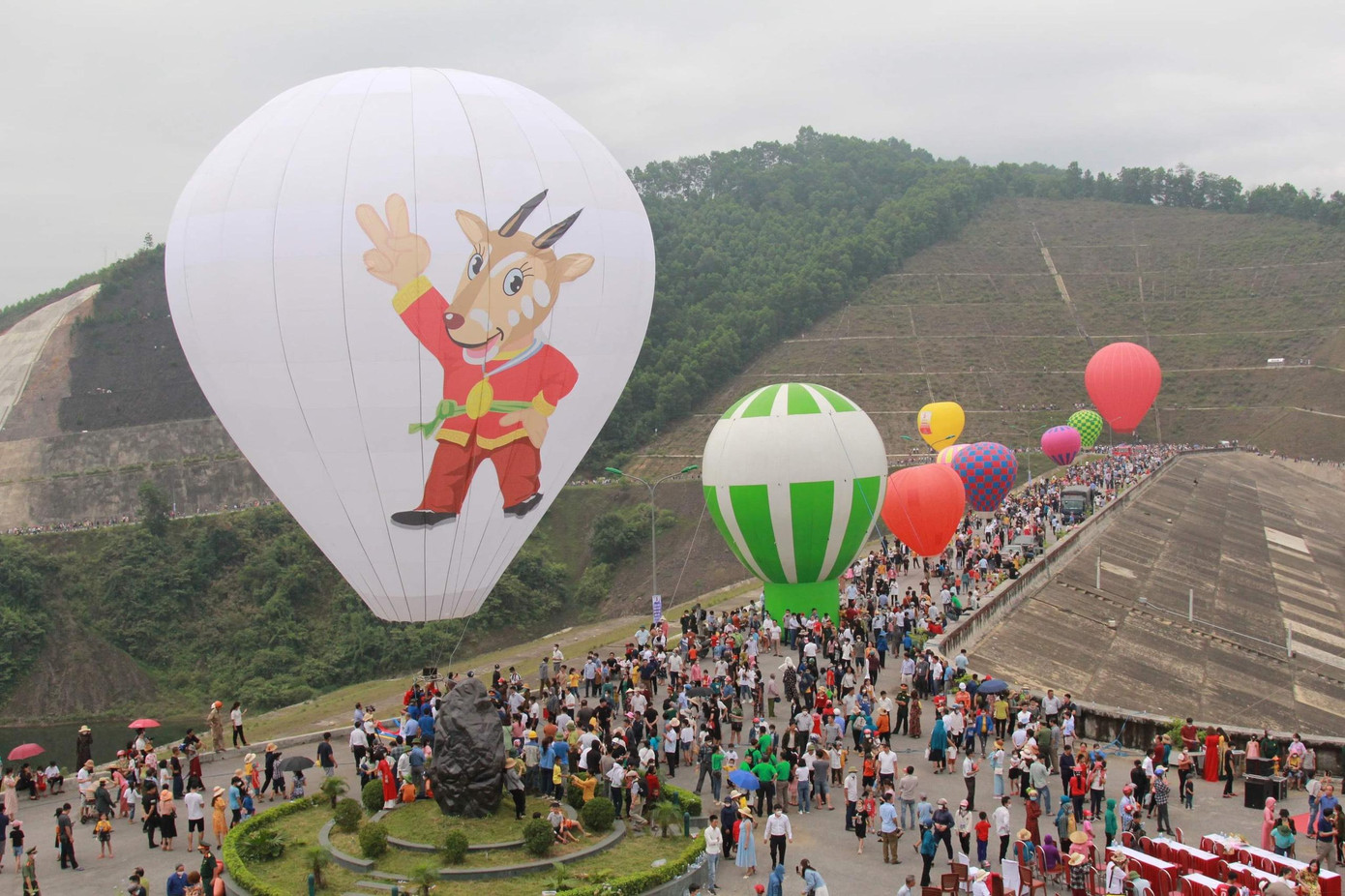 Khinh khí cầu cỡ lớn in logo SEA Games 31 và linh vật Sao La, bay ở độ cao 30-50m.