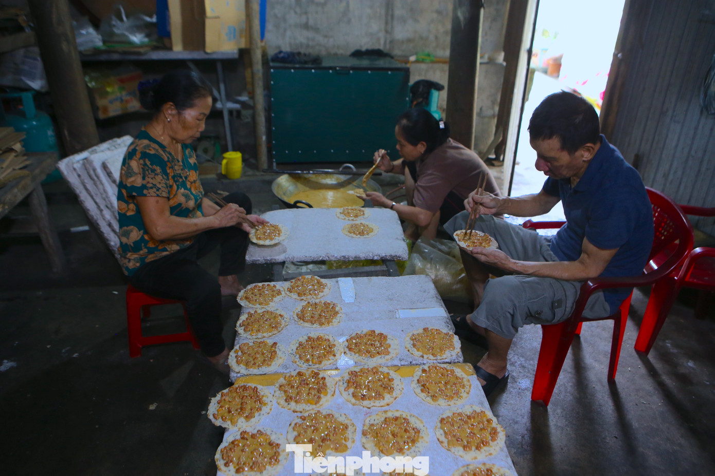 Kẹo khi nấu chín phải căn giờ. Nếu để lâu kẹo sẽ cứng, còn chưa đủ thời gian kẹo sẽ dẻo, khó bẻ thành khuôn. Vì thế người thợ nấu bánh căn chỉnh thời gian sao cho lớp kẹo lạc đổ trên bánh đa có độ dẻo vừa đủ để khi ra khuôn vẫn đẹp mắt.