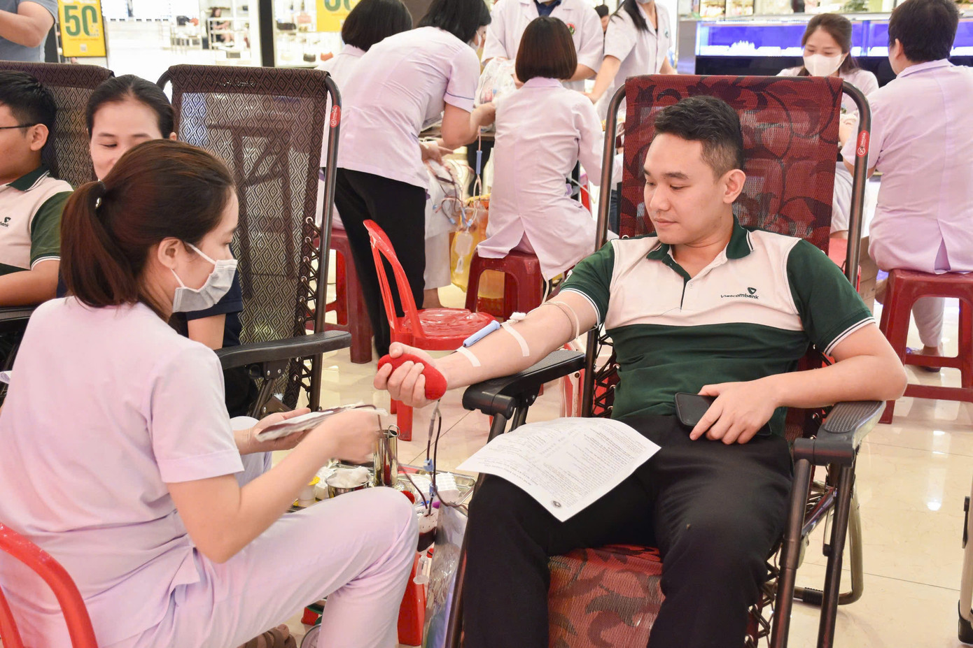 Đông đảo người dân cùng tham gia hiến máu tình nguyện.