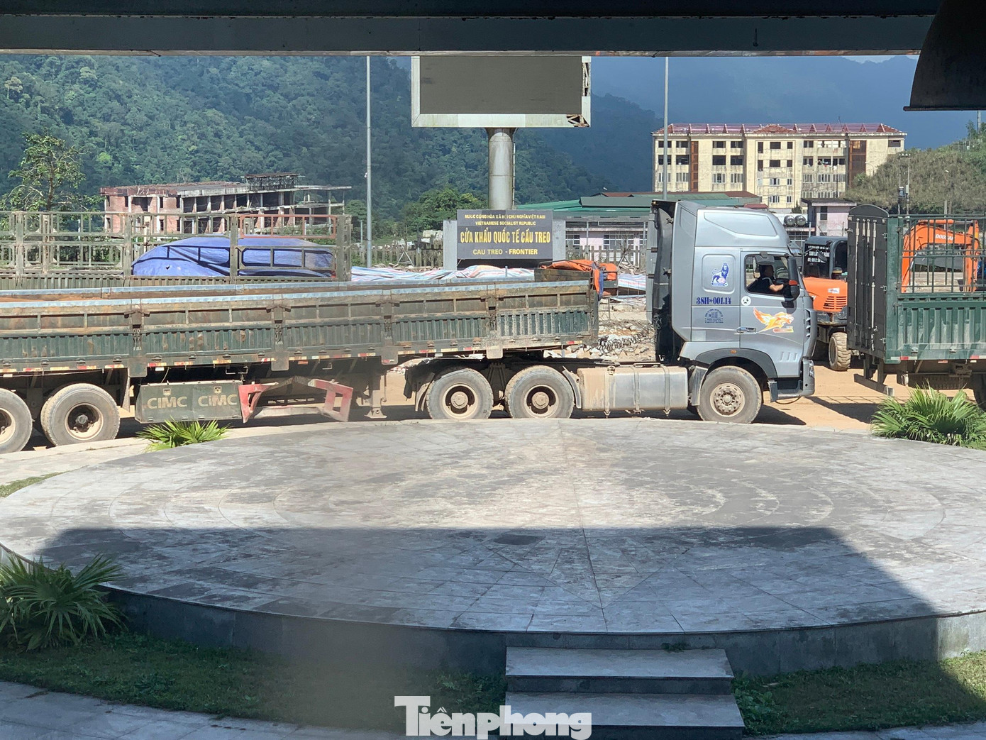 Khác với khung cảnh đìu hiu như những năm về trước, tại Quốc Môn rộng gần 4.000m2 các xe hàng chở quặng, nông sản, hàng hoá đang xếp hàng chờ làm thủ tục thông quan.