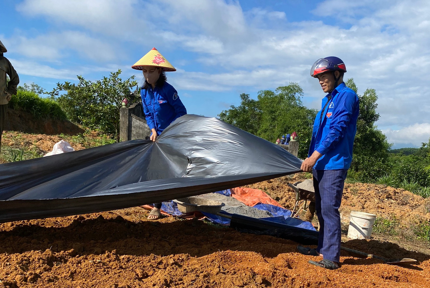 Trong điều kiện thời tiết nắng nóng, những đoàn viên thanh niên vẫn hăng say làm việc.