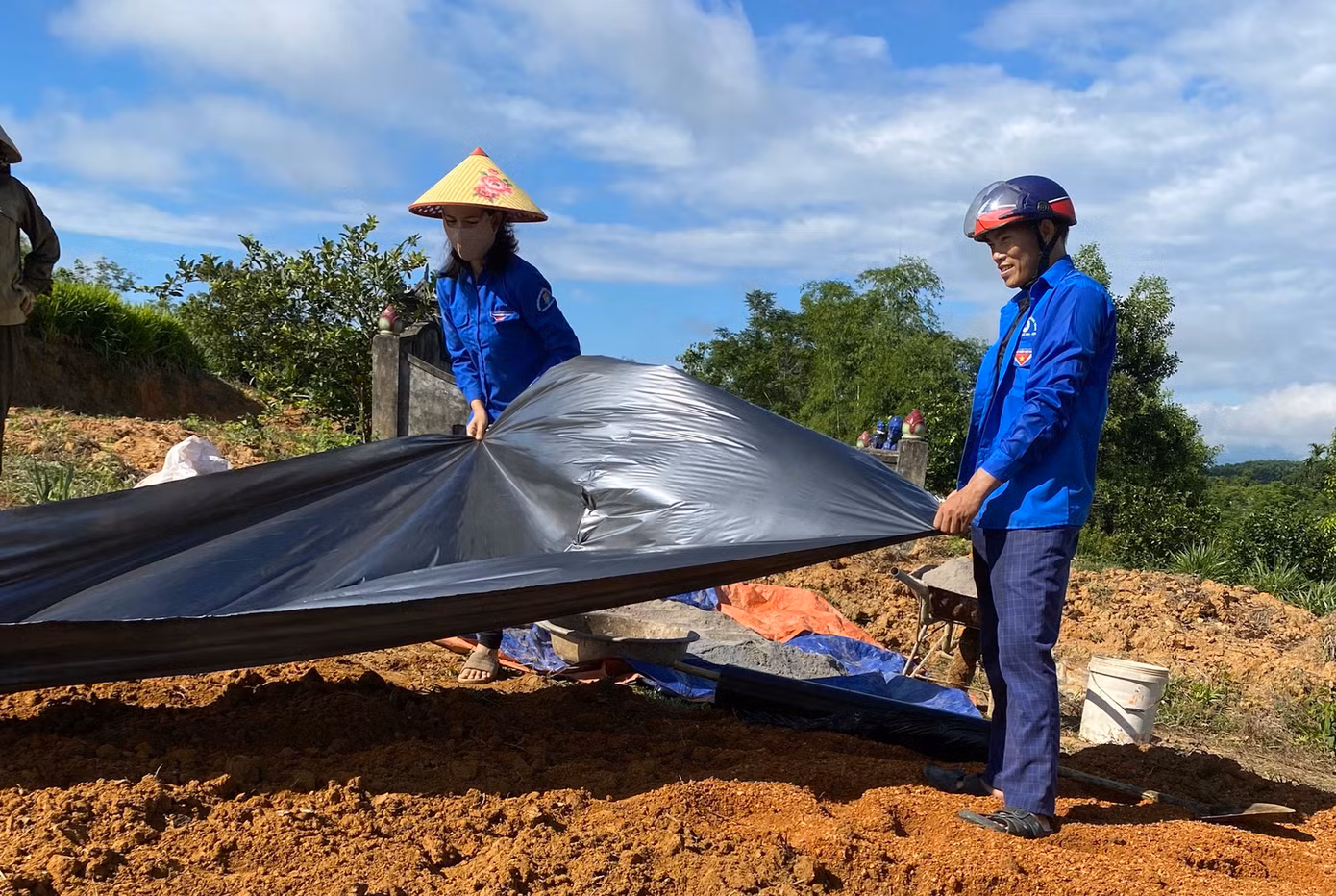 Trong điều kiện thời tiết nắng nóng, những đoàn viên thanh niên vẫn hăng say làm việc.
