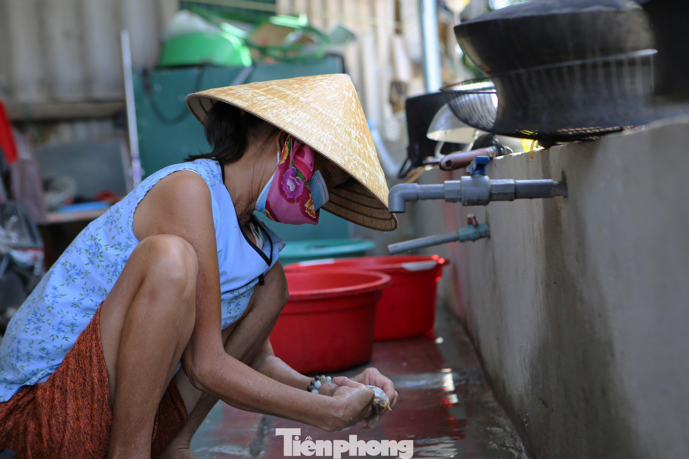 Dù bị khuyết tật, gia đình có hoàn cảnh khó khăn nhưng vì việc chung, từ sáng sớm bà Vũ Thị Long (59 tuổi, trú thôn Chi Quan) đến tham gia hỗ trợ mọi người nấu ăn cho điểm cách ly. Bà nói: “Mấy ngày nay xem báo, đài thấy hình ảnh con em chạy xe máy vượt hơn 1.000 km để về quê ai cũng thương. Khi chính quyền phát động tham gia nấu cơm, tôi cũng đến góp công sức nhỏ của mình cùng mọi người lo cho con em đang cách ly”.