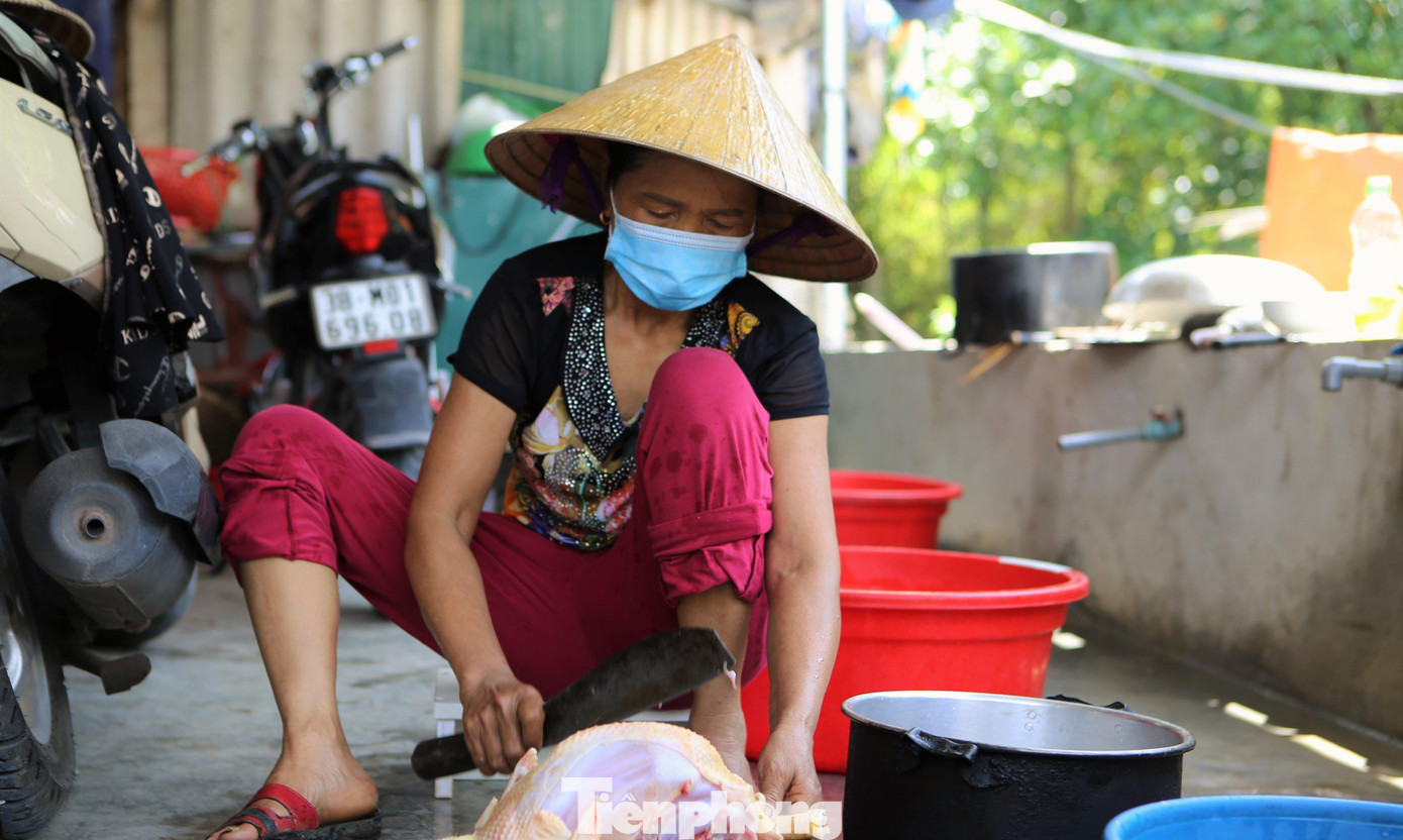 Từ 5h30’ sáng, người dân ở thôn Chi Quan (xã Cẩm Quan) bắt đầu tập trung tại nhà bà Lê Thị Thuỷ (hội trưởng hội phụ nữ thôn) để tham gia nấu ăn.