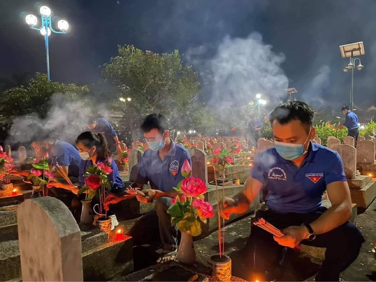 Trong không khí trang nghiêm, xúc động, những đoàn viên thanh niên tỉnh Nghệ An đã dâng hương, dâng hoa, thắp nến, bày tỏ lòng thành kính và biết ơn sâu sắc các anh hùng liệt sỹ đã anh dũng hi sinh vì độc lập, tự do của dân tộc.
