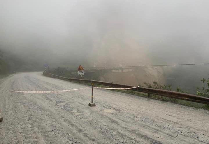 Ngành chức năng chốt chặn hai đầu nhằm đảm bảo an toàn giao thông qua tuyến.