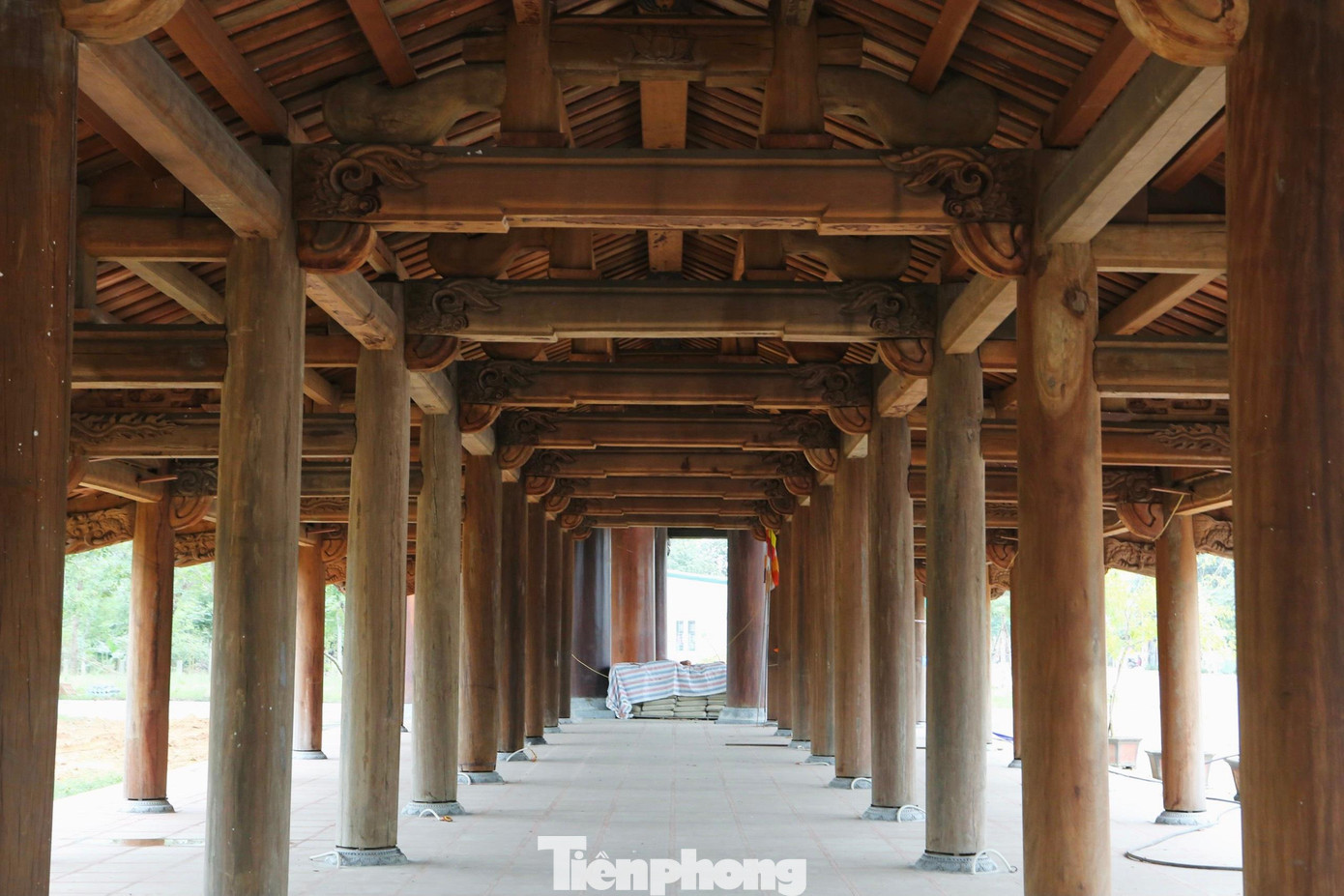 Nhà bên sát cổng tam quan nơi dẫn vào chùa cũng được dựng lên bằng gỗ, có nhiều hoa văn.