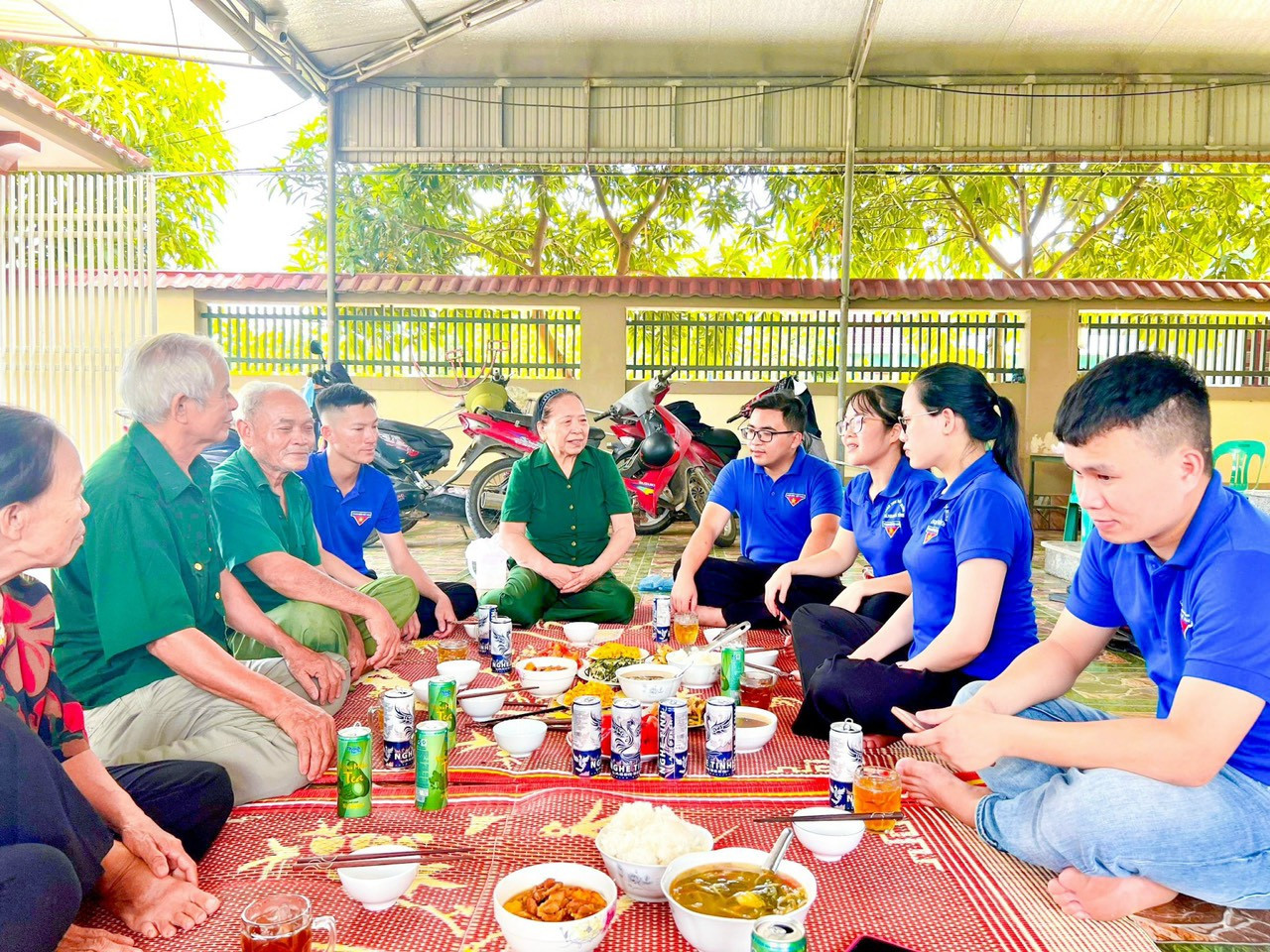 Tỉnh Đoàn Hà Tĩnh đã chỉ đạo các cơ sở Đoàn tổ chức "Bữa cơm nghĩa tình", mang lại không khí ấm cúng, vui vẻ khi quây quần bên mâm cơm gia đình tại nhà các cựu TNXP. Đây là một trong những nổi bật trong hoạt động đền ơn đáp nghĩa năm nay. Tỉnh Đoàn Hà Tĩnh đã chỉ đạo các cơ sở Đoàn tổ chức "Bữa cơm nghĩa tình", mang lại không khí ấm cúng, vui vẻ khi quây quần bên mâm cơm gia đình tại nhà các cựu TNXP. Đây là một trong những nổi bật trong hoạt động đền ơn đáp nghĩa năm nay.