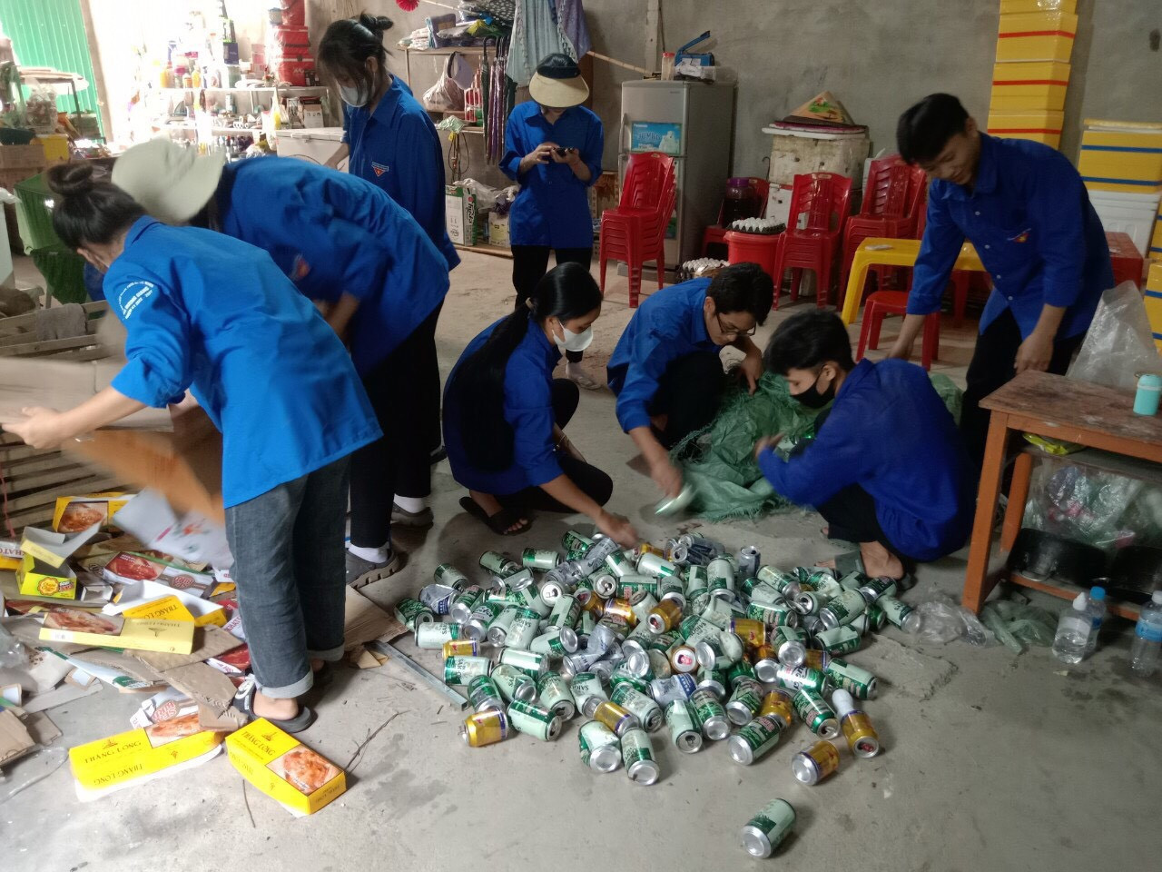 Nhiều đoàn viên thanh niên thu gom ve chai nhằm gây quỹ để đưa Tết Trung thu đến gần hơn với các em nhỏ.