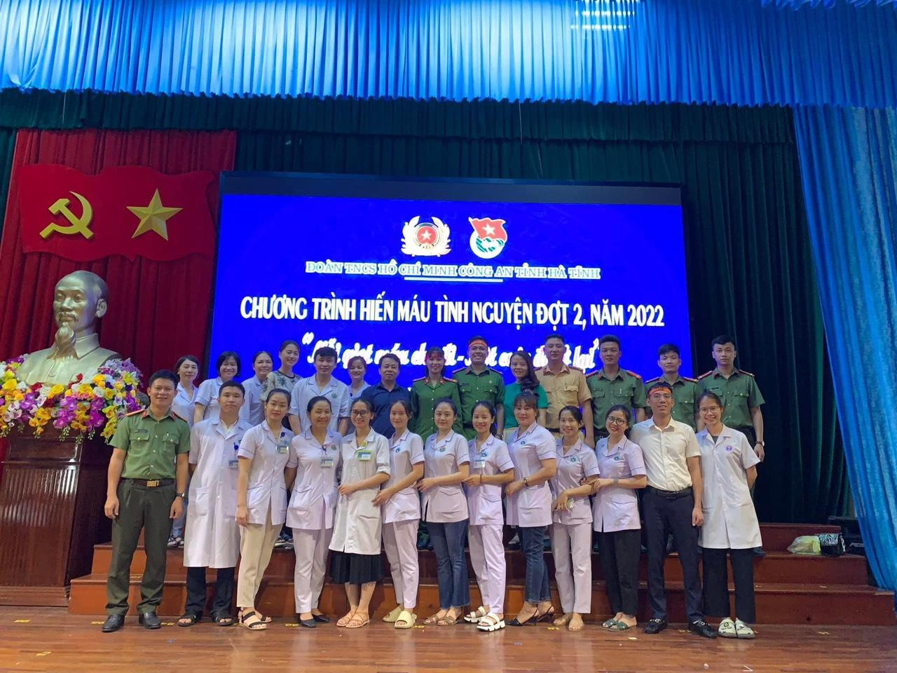 Sáng ngày 3/8, Đoàn thanh niên Công an Hà Tĩnh đã phối hợp tổ chức chương trình hiến máu tình nguyện đợt 2 năm 2022 với phương châm “Một giọt máu cho đi - Một cuộc đời ở lại”. Tham dự chương trình có đại diện Thường trực Hội Chữ thập đỏ Hà Tĩnh; Hội thầy thuốc trẻ tỉnh; Bệnh viện Đa khoa tỉnh; Tỉnh đoàn và đoàn viên, thanh niên đến từ các khối phòng thuộc lực lượng Công an Hà Tĩnh. Đây là chương trình hiến máu tình nguyện đợt 2 năm 2022 do Đoàn thanh niên Công an Hà Tĩnh phát động.