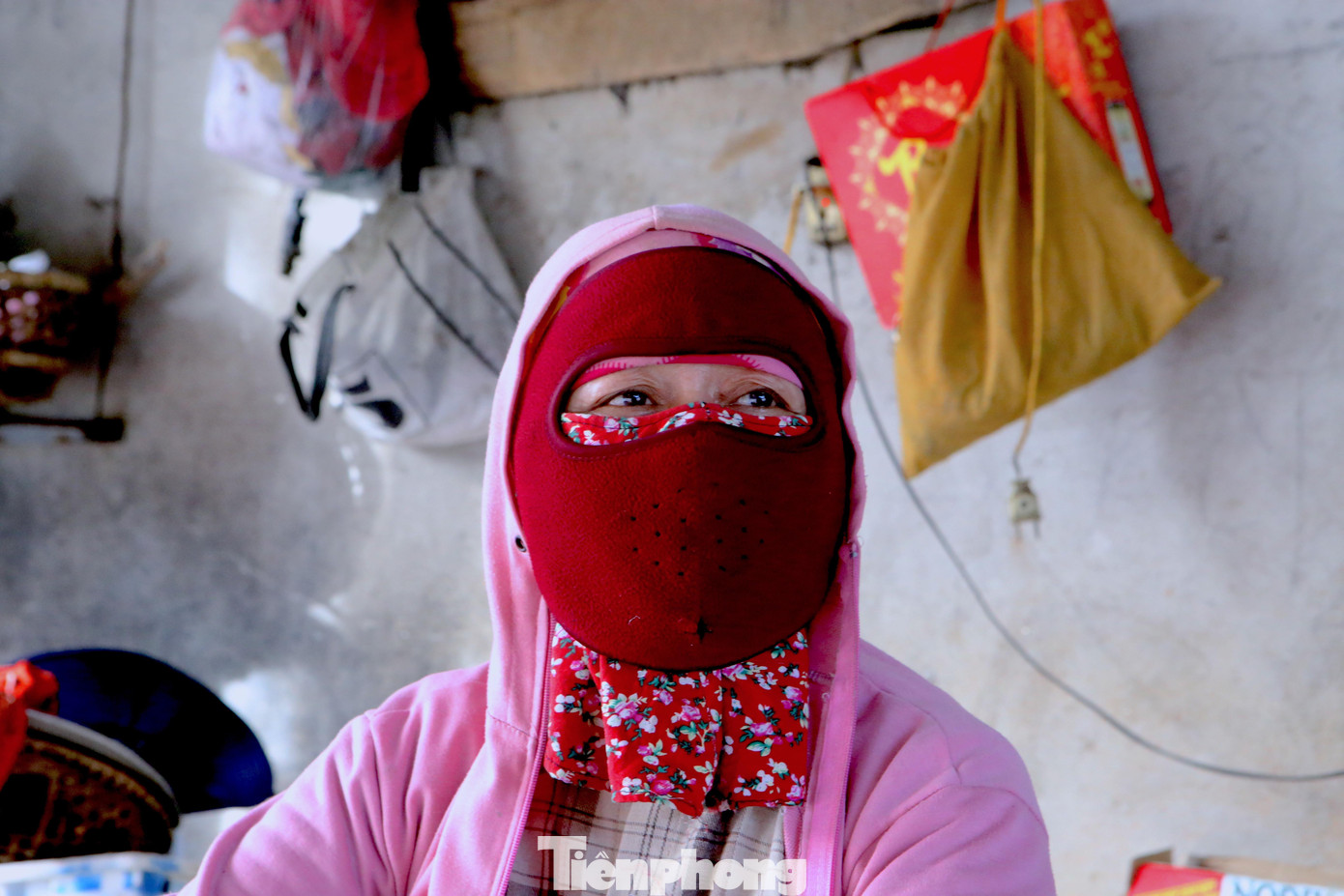 Bà Trương Thị Thuận (51 tuổi) cho biết, cứ đến mùa hè bà sẽ giảm đi 4-5kg vì làm việc mất sức. Đặc biệt những ngày nắng nóng đỉnh điểm như những ngày qua vẫn phải đỏ lửa vì nếu nghỉ sẽ mất khách và không có thêm thu nhập cho gia đình.