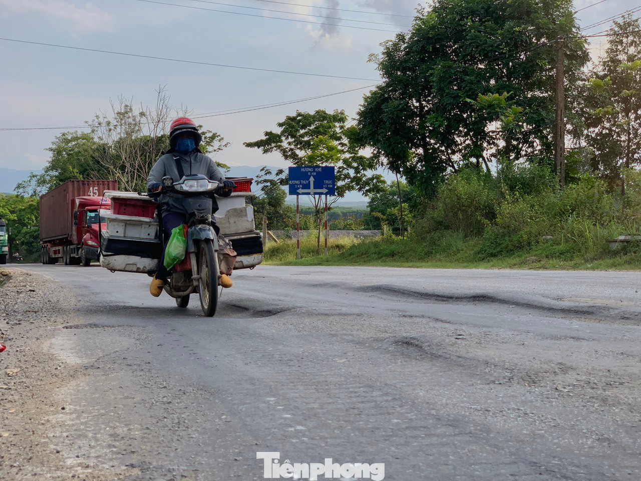 Quốc lộ 15 đoạn qua huyện Hương Khê (Hà Tĩnh) gần đây xuất hiện các vệt lún sâu kéo dài, mặt đường nhấp nhô tiềm ẩn nguy cơ mất an toàn giao thông.