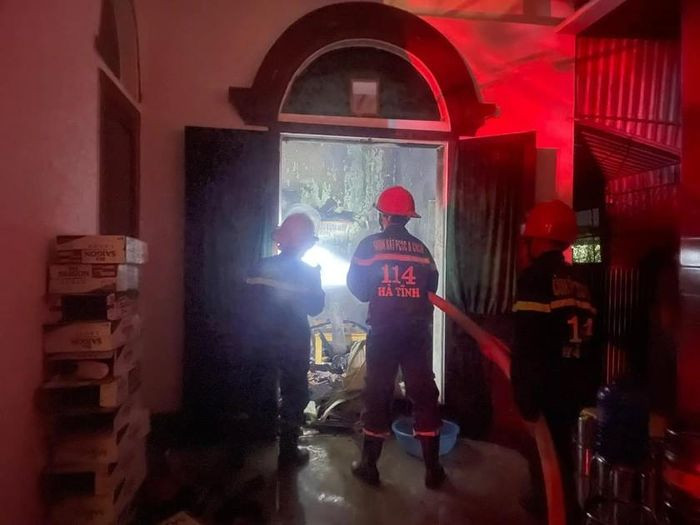 Lực lượng chức năng khống chế đám cháy tại nhà bà Tuyết. Lực lượng chức năng khống chế đám cháy tại nhà bà Tuyết.