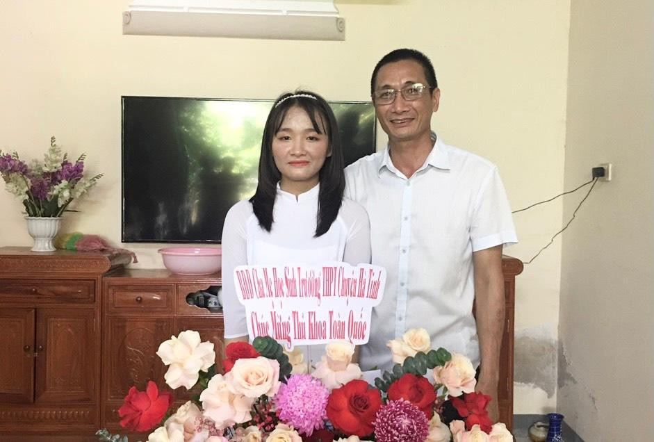 Ông Hoà tự hào khi con gái đạt điểm tối đa ở 3 môn. Ông Hoà tự hào khi con gái đạt điểm tối đa ở 3 môn.