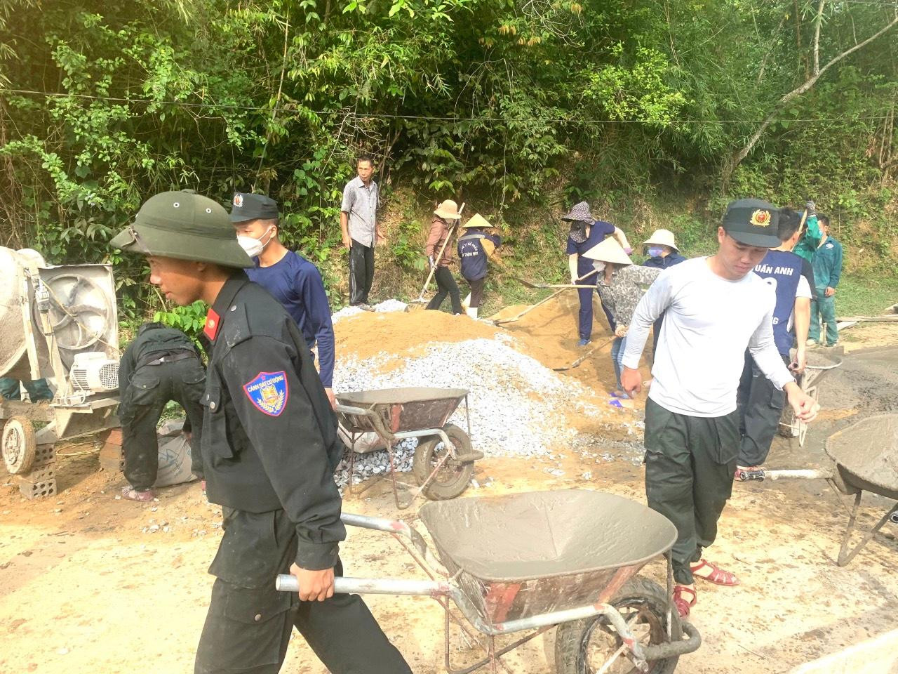 Trong dịp tháng 7, Đoàn thanh niên Công an tỉnh đã phối hợp với Huyện Đoàn Hương Khê giúp đỡ người dân làm đường bê tông, xử lý lắp đặt thiết bị nước thải. Trong dịp tháng 7, Đoàn thanh niên Công an tỉnh đã phối hợp với Huyện Đoàn Hương Khê giúp đỡ người dân làm đường bê tông, xử lý lắp đặt thiết bị nước thải.