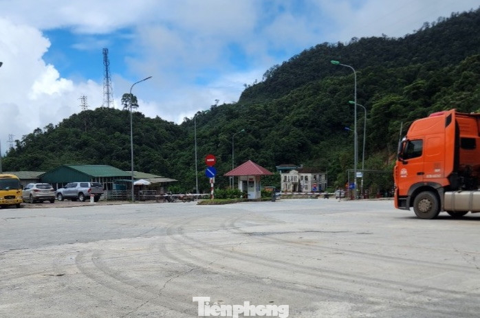 Xe tải và xe Container gần như không có tại khu vực Cửa khẩu Cầu Treo.