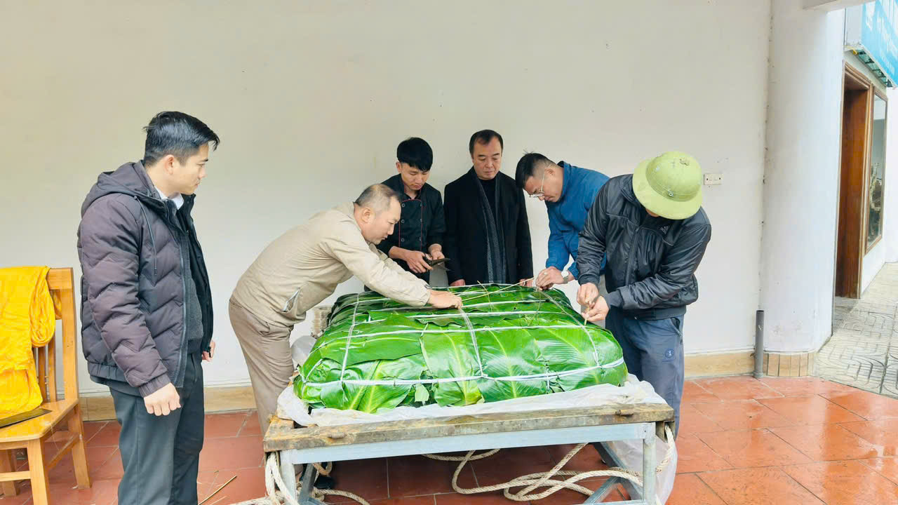 Nhiều người cùng tham gia gói bánh.