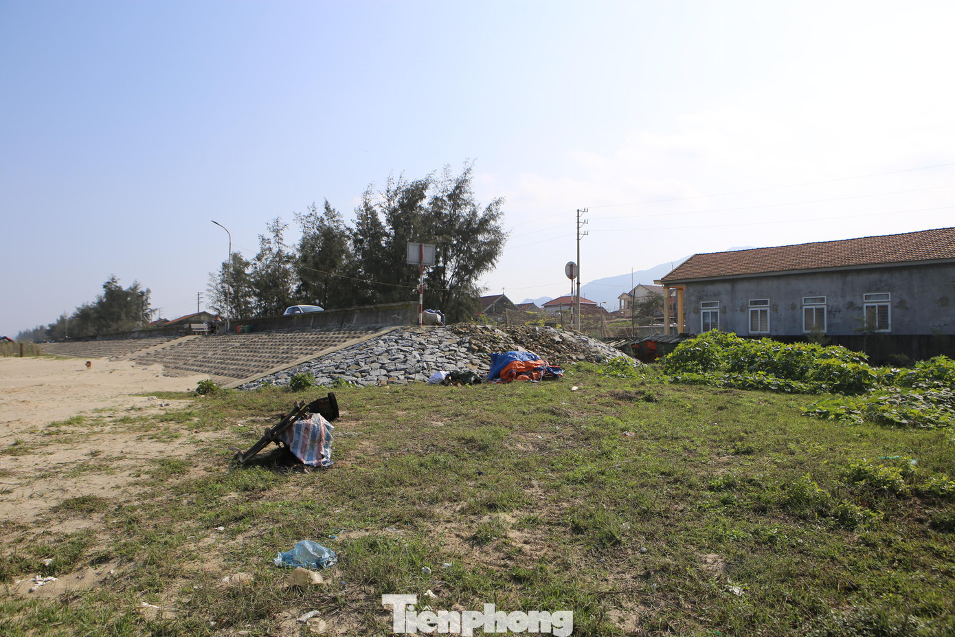 Ông Nguyễn Thành (trú xã Cương Gián, huyện Nghi Xuân) cho hay, nhiều lần chứng kiến xe máy, ô tô con đi trên đường đê biển, khi hết đoạn đê đã làm phải quay đầu lại vì phía trước là đường cụt. Đê biển đưa vào sử dụng được khoảng hơn 1 năm nay, nhưng mới làm được một nửa.