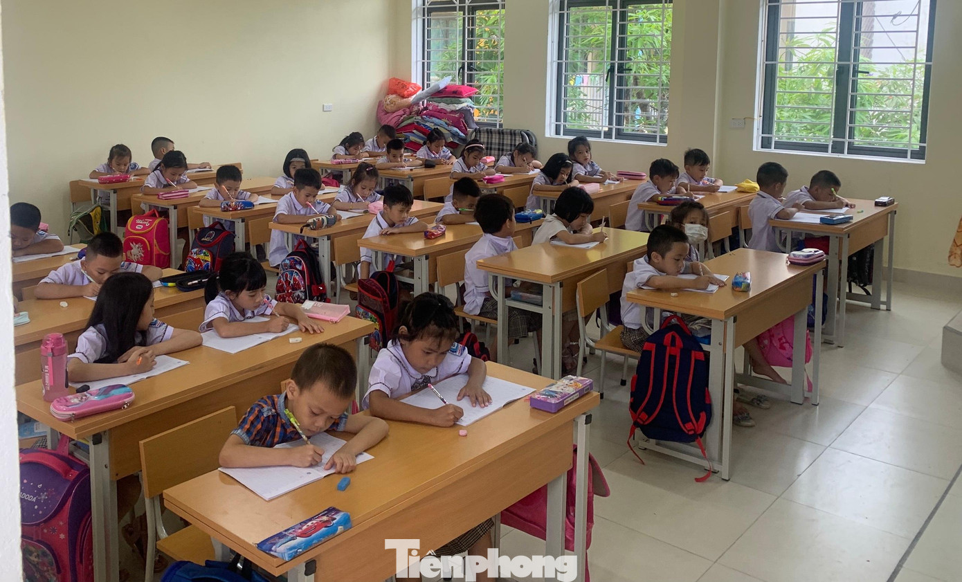 Những bộ bàn ghế được mua mới để cho các em học sinh học.