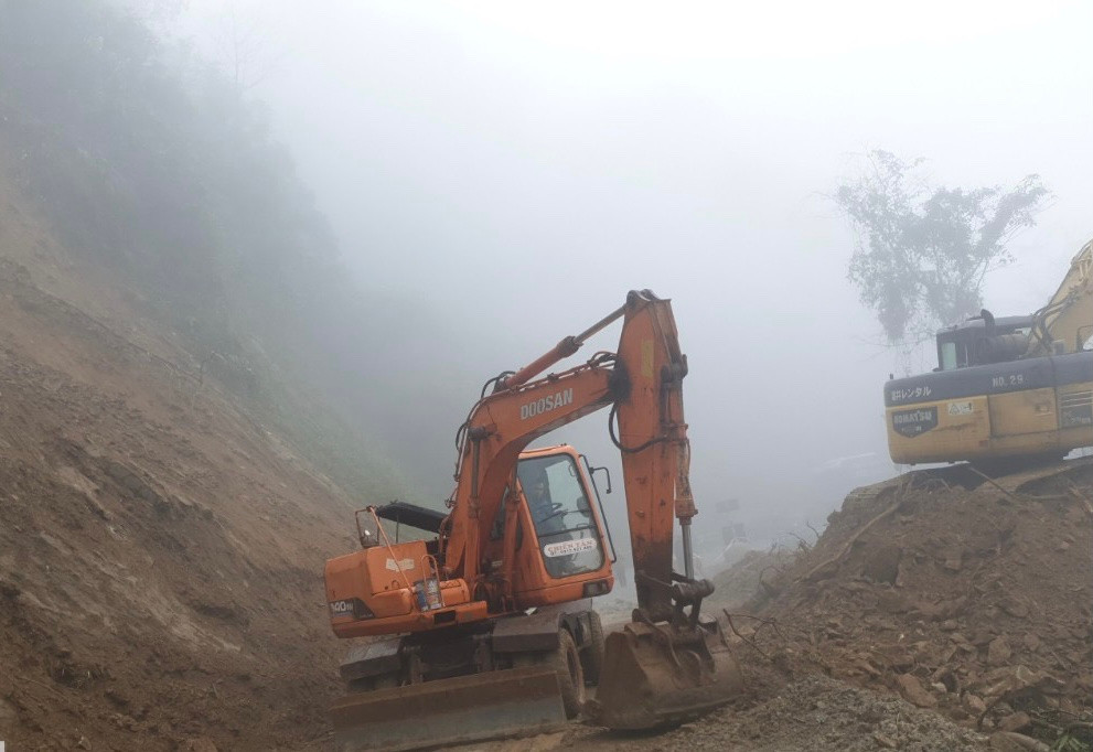 Máy móc được huy động đến để khắc phục sự cố sạt lở. Máy móc được huy động đến để khắc phục sự cố sạt lở.