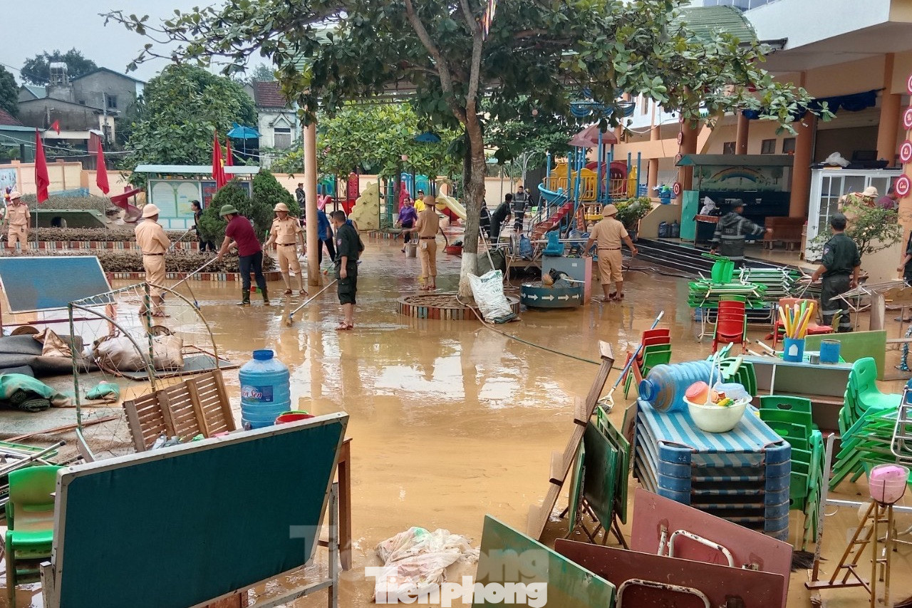 Lực lượng công an hỗ trợ giáo viên dọn trường để đón học sinh trở lại.