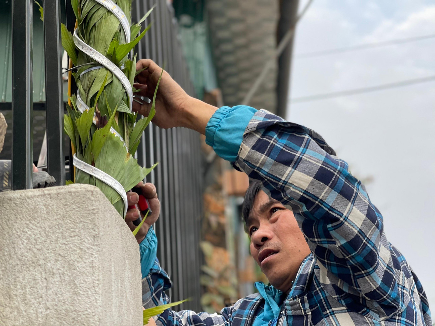 Bắt đầu từ ngày 23/12 (ÂL), người dân dựng cây nêu. Theo người dân, cây nêu dựng đến ngày mùng 7 tháng Giêng, sau đó các gia đình sẽ làm lễ hạ cây nêu xuống. Ngày dựng cây nêu được gọi là lên nêu, ngày dỡ nêu xuống được gọi là khai hạ.