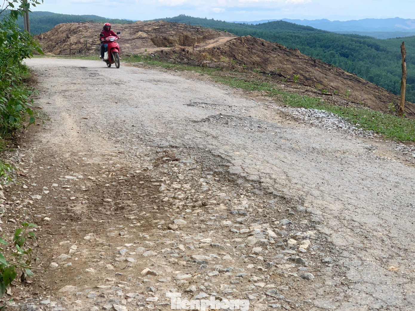 Tuyến đường huyện lộ 6 dài hơn 20 km nối từ đường Hồ Chí Minh vào Đồn Biên phòng 571 (nay là Đồn Biên phòng Phú Gia) được xây dựng từ lâu. Đây là tuyến đường giao thông độc đạo dẫn vào bản Phú Lâm, xã Phú Gia, huyện Hương Khê (Hà Tĩnh) nơi có hơn 170 hộ dân sinh sống.
